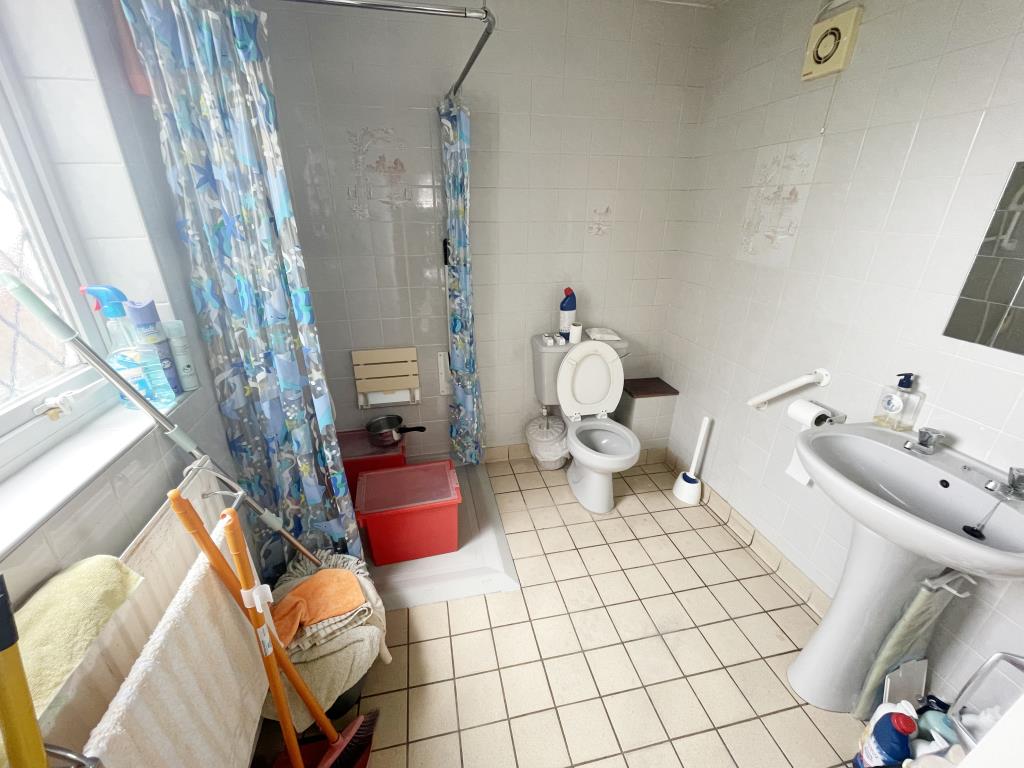 Lot: 132 - END-TERRACE HOUSE WITH DOUBLE GARAGE REQUIRING MODERNISATION - Inside image of ground floor shower room